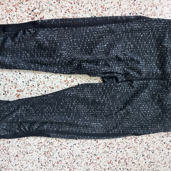 lululemon Real Quick Crop Size 8 Samba Snake Battleship Black and White - Picture 3 of 6